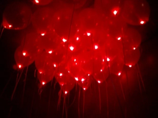 Красные светящиеся шары на 14 февраля