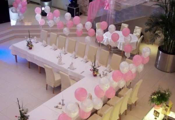 Столы с шарами розового и белого цвета
