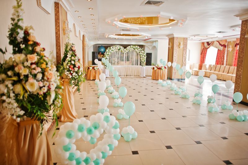 Свадебный зал оформлен белыми и мятными воздушными шарами
