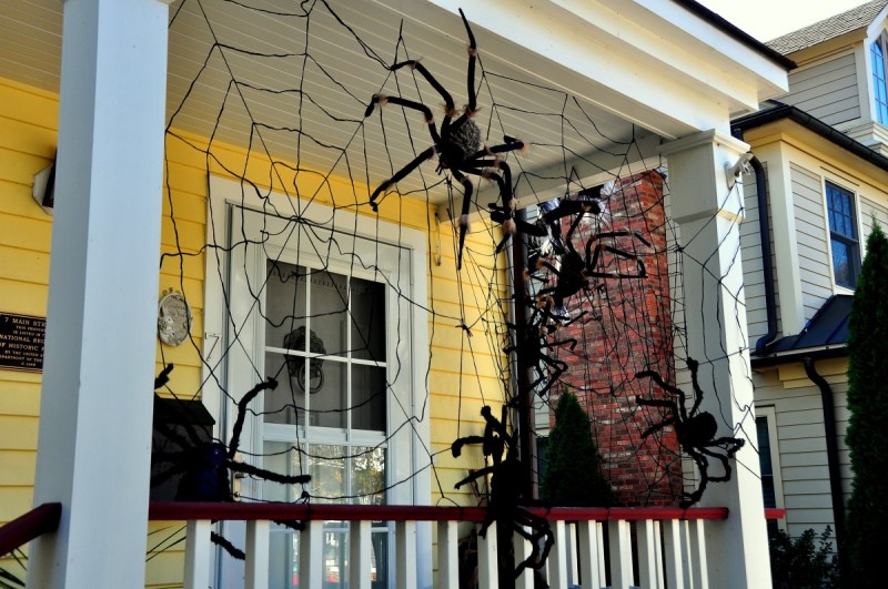 Крыльцо дома с пауками на День всех святых