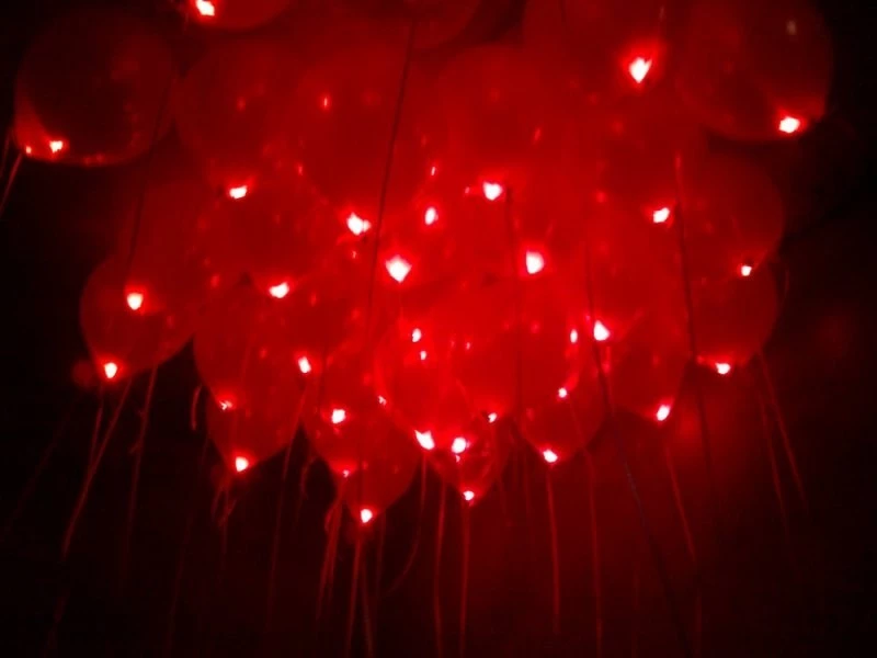 Красные светящиеся шары на 14 февраля