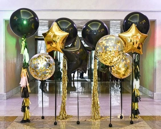 Фотозона из черных и золотых шаров