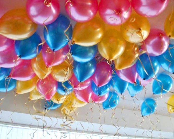 Гелиевые шарики под потолок синие золотые и фуше 60 шт.