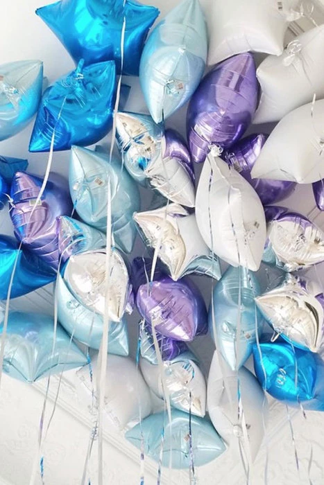 Облако шаров под потолком  из шариков «Поздравление»