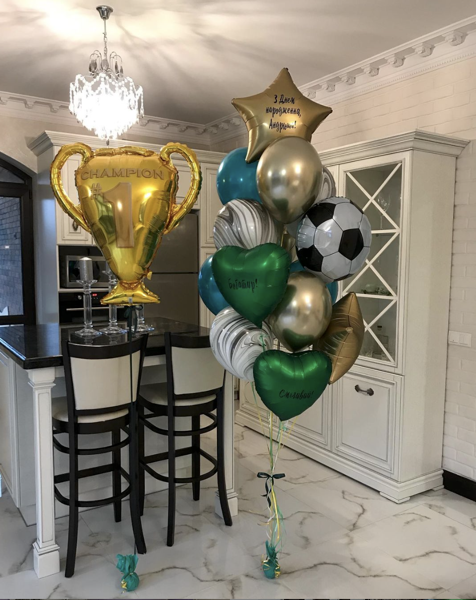 Композиция шаров Кубок для героя
