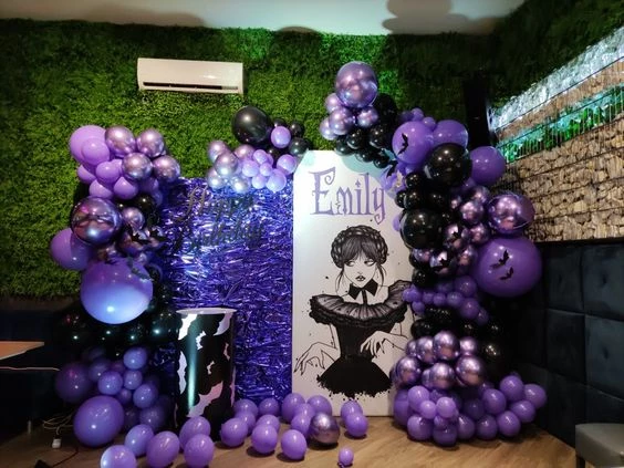 Фотозона из шаров Фиолетовый шёпот Уэнсдей