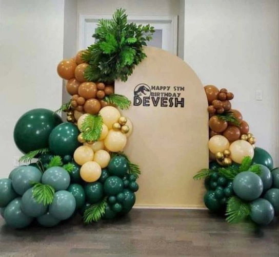 Фотозона из шаров Леса Юрского периода